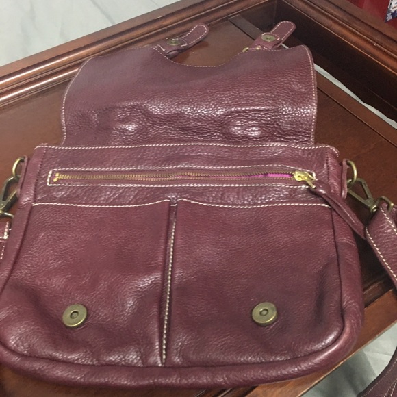 Roots Women’s Leather Messenger Bag In Burgundy - Picture 3 of 3